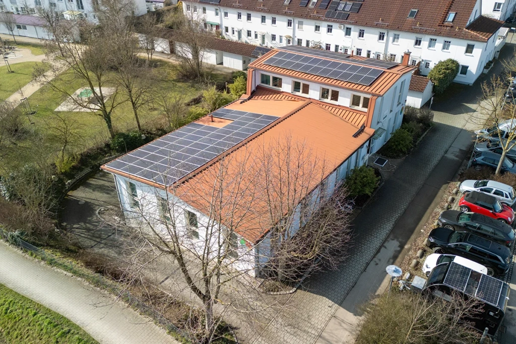 Luftaufnahme der Praxis in Neu-Ulm mit Parkplatz vor dem Gebäude und auf dem Praxisgelände.