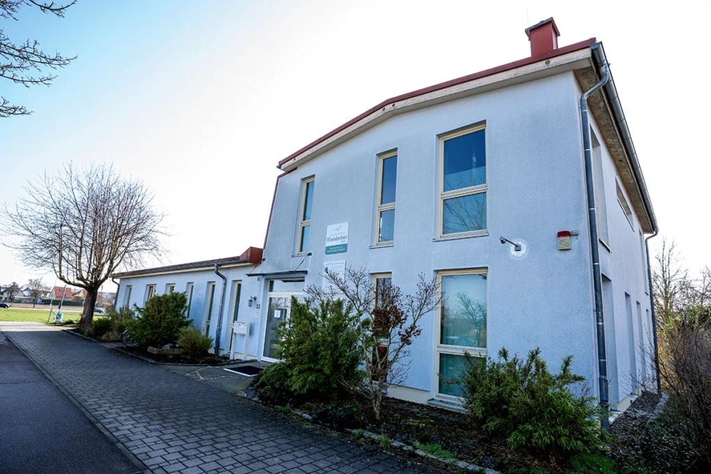 Praxisgebäude am Ortsrand von Offenhausen in Neu-Ulm.