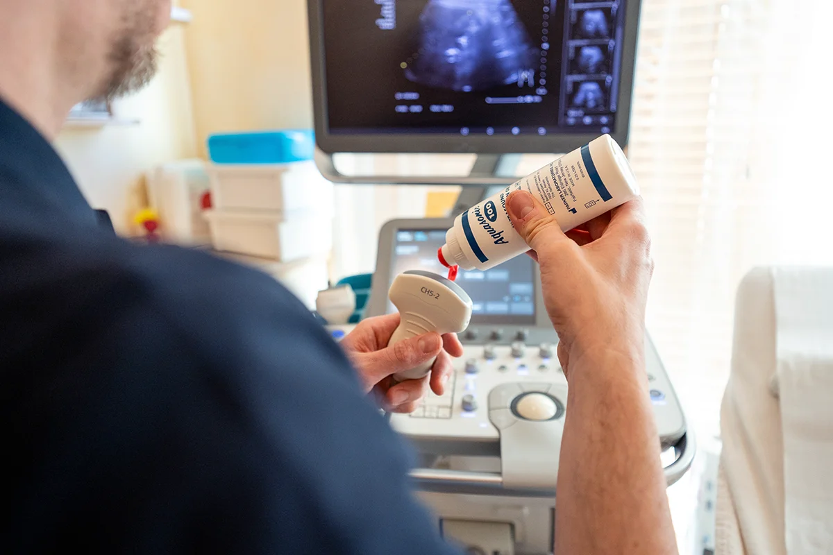 Modernes Ultraschallgerät bei der Untersuchung eines Patienten in der Praxis.